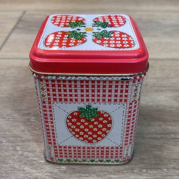 Vintage‎ 1979 Guild House Strawberry Scented Candle with Tin Box - Picture 5 of 8